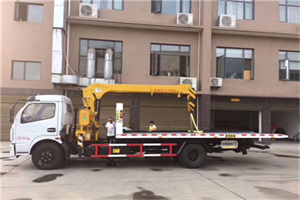 带岭附近汽车轮胎更换